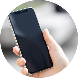 スマートフォンでサキモリアプリを見ている様子