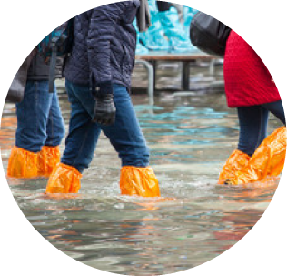 洪水の中避難している様子